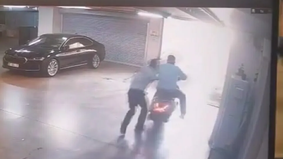 İzmir Çiğli’de belediye başkanının makam aracına silahlı saldırı
