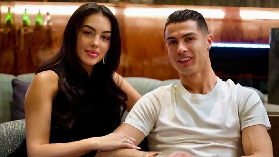 Ronaldo ve Rodriguez Çifti Üç Çocuklarını Nüfusuna Geçirdi