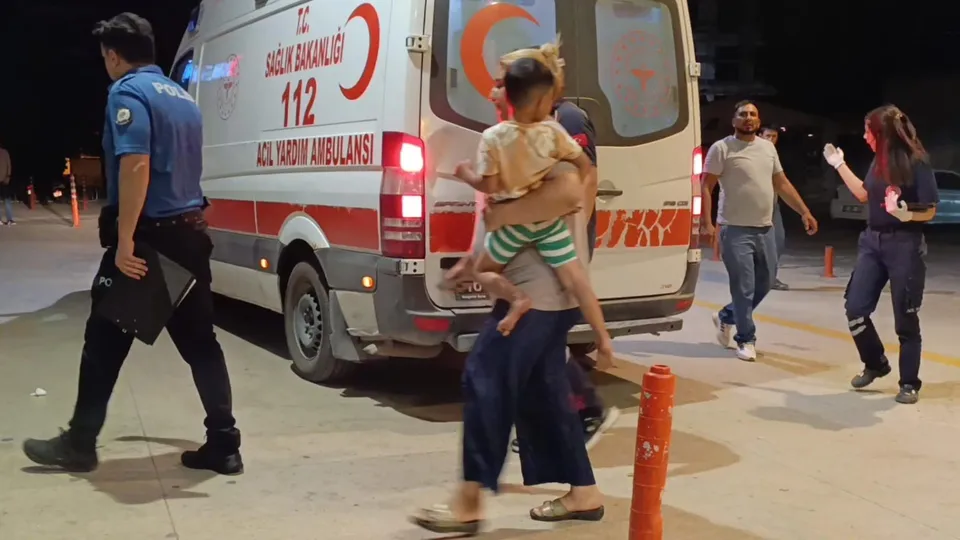 İki grup arasında çıkan tartışmada tüfekle ateş edildi, yoldan geçen baba ve 4 yaşındaki oğlu yaralandı