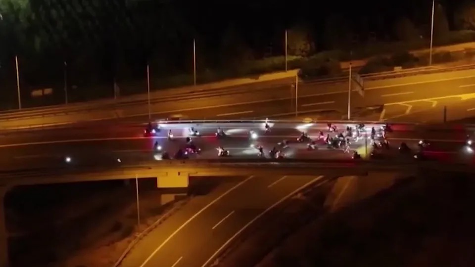 TEM'de motosikletlilere müdahale. Barikat kuruldu, 58 sürücü yakalandı