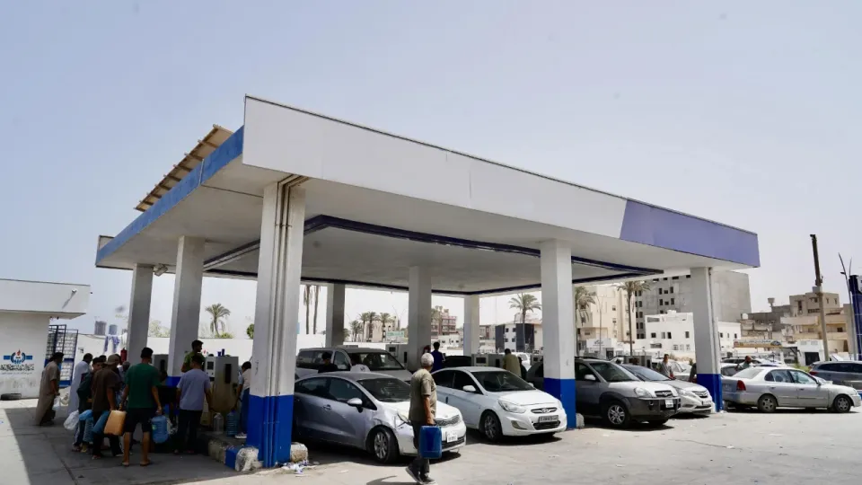 Libya'da akaryakıt krizi: Trablus'ta kuyruklar 10 gündür sürüyor