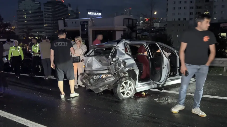 Esenyurt'ta 11 araç birbirine girdi. 2'si ağır 6 yaralı