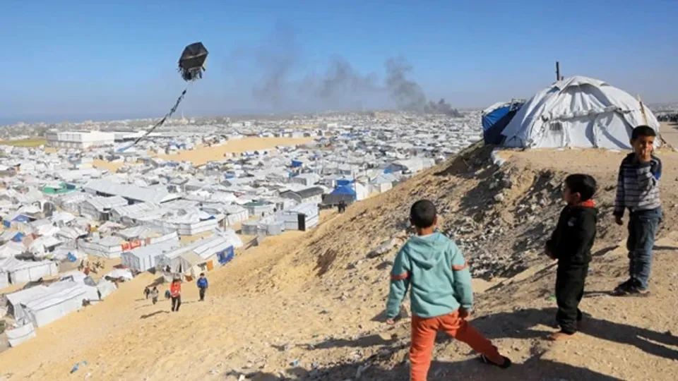 Gazze'de çocuklar uçurtmaları yakmaya başladı