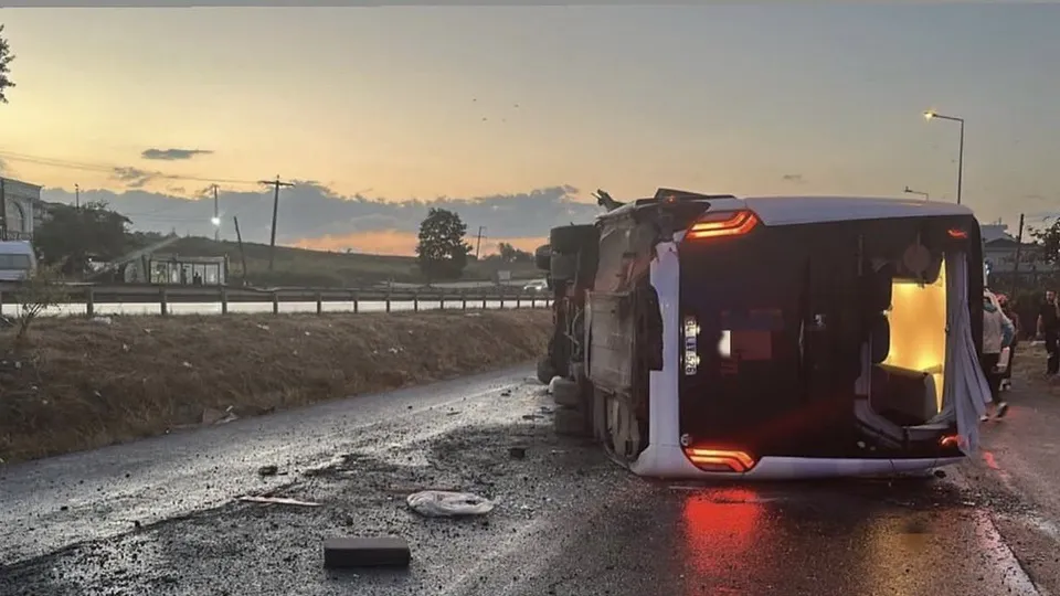 Büyükçekmece’de havalimanı servisi devrildi! Yaralılar var
