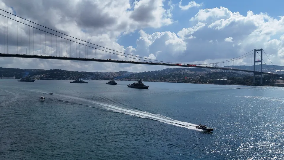 Donanma gemileri Boğaz'dan 30 Ağustos geçişi yaptı
