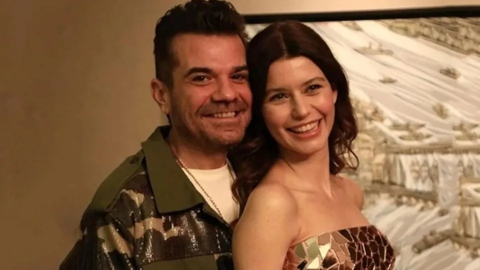2014 yılında Los Angeles'ta evlenen Kenan Doğulu - Beren Saat çifti, bir dönem boşanmanın eşiğinden dönmüş, bir müddet sonra evliliklerini devam ettirme kararı alarak sevenlerini de mutlu etmişti. Ünlü şarkıcı Kenan Doğulu, geçtiğimiz gün oyuncu eşi Beren Saat'le ilgili çok samimi bir itirafta bulundu. Eşine tanıştıkları dönem birden fazla yüzük alarak, birden fazla özel mekanda evlenme teklifinde bulunduğunu söyleyen Doğulu, bakın başka hangi itiraflarda bulundu?
