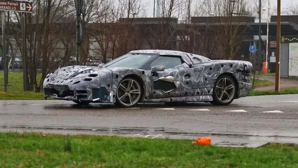 2024'teki rekor satışların ardından Ferrari bu yıl en az altı yeni araba daha sunacak. Bunlardan biri İtalya sokaklarında kamuflajla görülen 296 olacak. "Versione Speciale" adıyla bilinen Ferrari 296 hakkında ilk ipuçları burada!