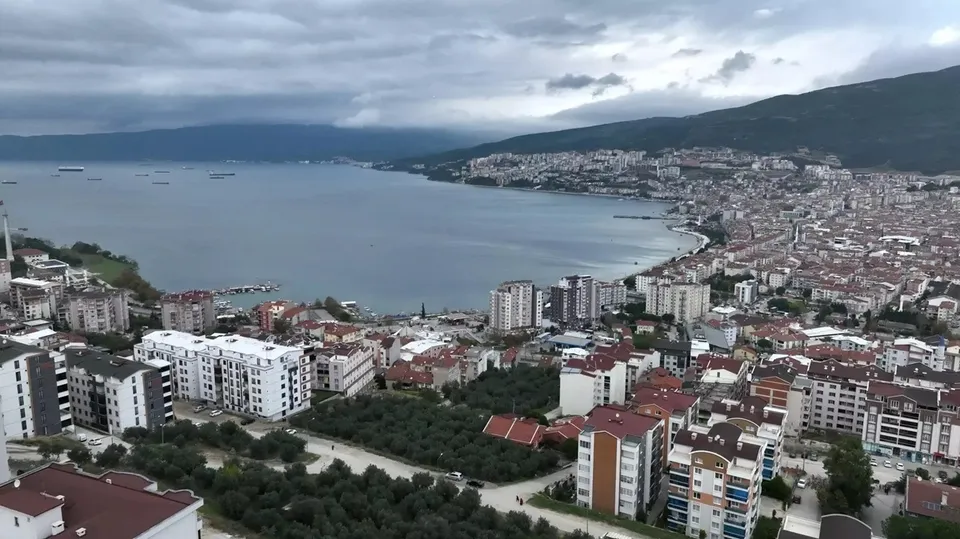 Meteoroloji Genel Müdürlüğü verilerine göre, 2025 Temmuz ayında Türkiye genelinde yağışlar geçen yılın aynı dönemine göre yüzde 71 azaldı. Marmara Bölgesi ise son 65 yılın en düşük temmuz yağışını aldı.