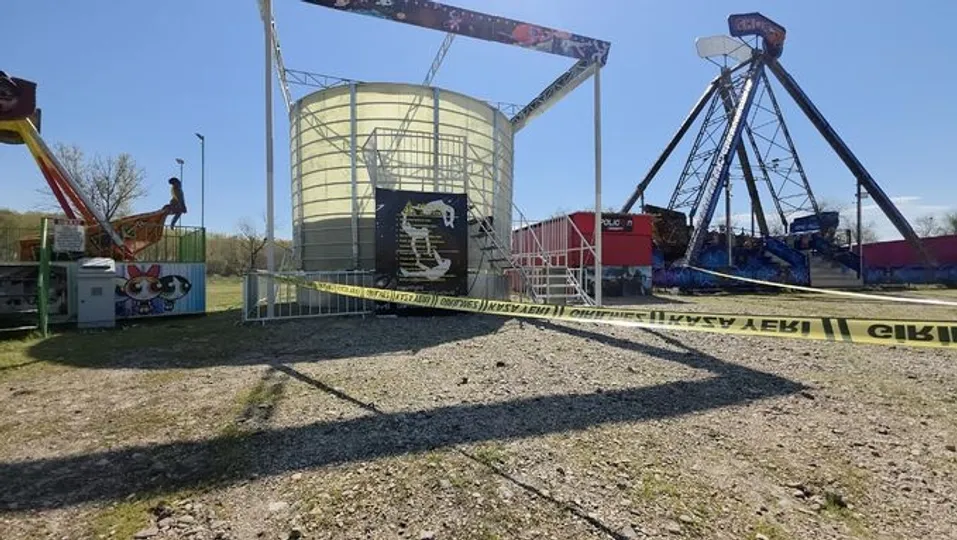 Olay, önceki akşam Lozan Caddesi üzerinde bulunan lunaparkta meydana geldi. Adrenalin tutkusuyla "Sıfır Yer Çekimi" adlı platforma binen Çoktaş, alet hızla dönmeye başladığı sırada merkezkaç kuvvetine dayanamayarak yerinden fırladı.
