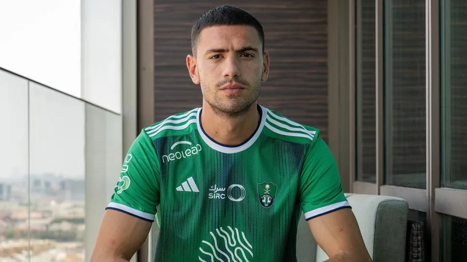 Suudi Arabistan temsilcisi Al-Ahli ile şampiyonluk sevinci yaşayarak kariyerinde büyük bir başarıya daha imza atan A Milli Futbol Takımı'nın tecrübeli stoperi Merih Demiral, bu kez memleketi Kocaeli'nde hayata geçirdiği anlamlı bir projeyle gündemde. Yıldız futbolcu, ailesiyle birlikte Karamürsel ilçe merkezinde dünya mutfağından eşsiz lezzetler sunan "28 Kafe" adlı restoran-kafeyi hizmete açtı. 25 Mart itibarıyla kapılarını müşterilerine açan ve 12 kişilik profesyonel ekibiyle faaliyet gösteren işletme, kısa sürede ilçe halkının uğrak noktası haline geldi.