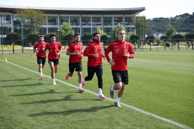 2026 FIFA Dünya Kupası hedefine odaklanan A Milli Futbol Takımı, hazırlık çalışmalarını Riva'daki TFF Hasan Doğan Milli Takımlar Kamp ve Eğitim Tesisleri'nde tüm hızıyla sürdürüyor. Teknik direktör Vincenzo Montella yönetimindeki milliler, bugün gerçekleştirilen antrenmanda fiziksel kapasitelerini ölçmek için zorlu testlerden geçti.