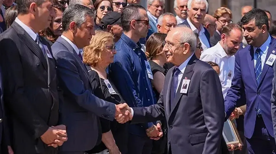 Kılıçdaroğlu ve Özel, Orhan Sür'ün Cenaze Töreninde İlk Kez Bir Araya Geldi