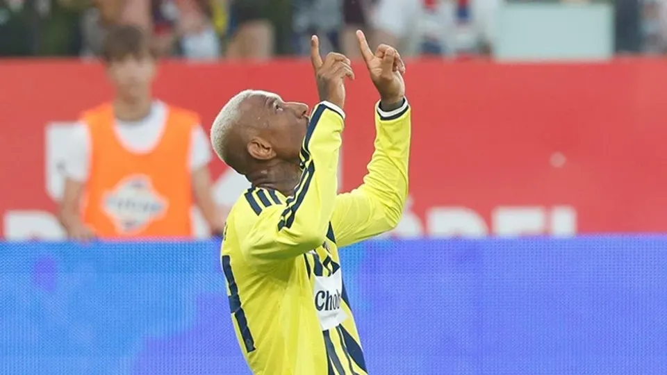 Fenerbahçede beklenmedik ayrılık Maç kadrosuna alınmadı