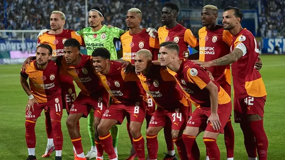 Erzurum deplasmanındaki farklı galibiyet sonrası Galatasarayın yıldızı Osimhene büyük övgü: Dünyanın en iyi 5 santrforundan biri Değeri kesinlikle 100 milyon euronun üzerinde