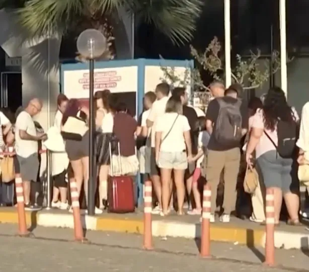 GİRİŞ NOKTALARINDA UZUN KUYRUKLAR OLUŞTU