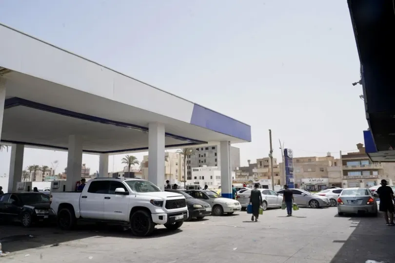 Petrol zengini ülkede benzin krizi! Kuyruklar 10 gündür erimiyor - Resim: 3
