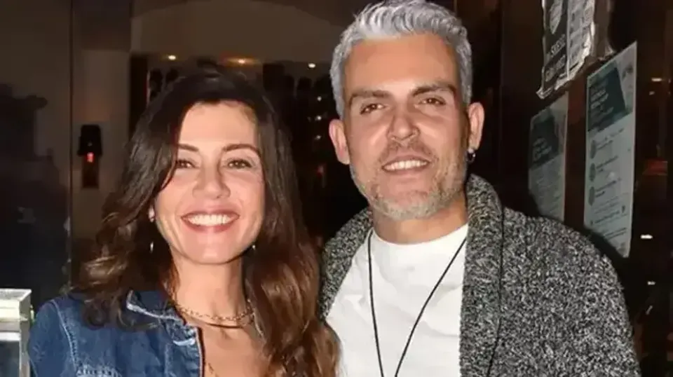 "Hayat Bilgisi", "Yaprak Dökümü", "Kayıp Şehir", "Aramızda Kalsın" ve "Ömer" gibi Türk televizyonunun unutulmaz yapımlarıyla izleyicilerin kalbinde taht kuran Gökçe Bahadır, özel hayatıyla magazin gündeminden düşmüyor. 2022 yılında Sezen Aksu'nun proje albümünde birlikte çalıştıktan sonra aşk yaşamaya başlayan ve aynı yıl nikah masasına oturan ünlü oyuncu ile müzisyen eşi Emir Ersoy, şimdilerde anne-baba olmak için gün sayıyor. Geçtiğimiz aylarda ilk bebeklerini bekledikleri müjdesiyle hayranlar