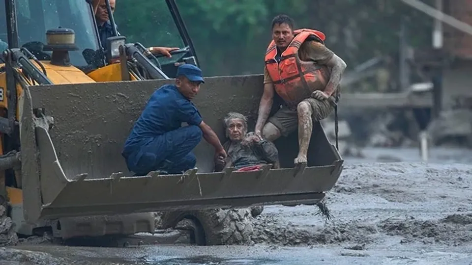 Nepalde 3. gün Baraj patladı: Halka yükseklere kaçın uyarısı