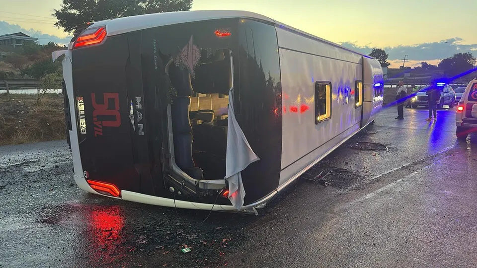 İstanbul Havalimanı çalışanlarını taşıyan servis devrildi